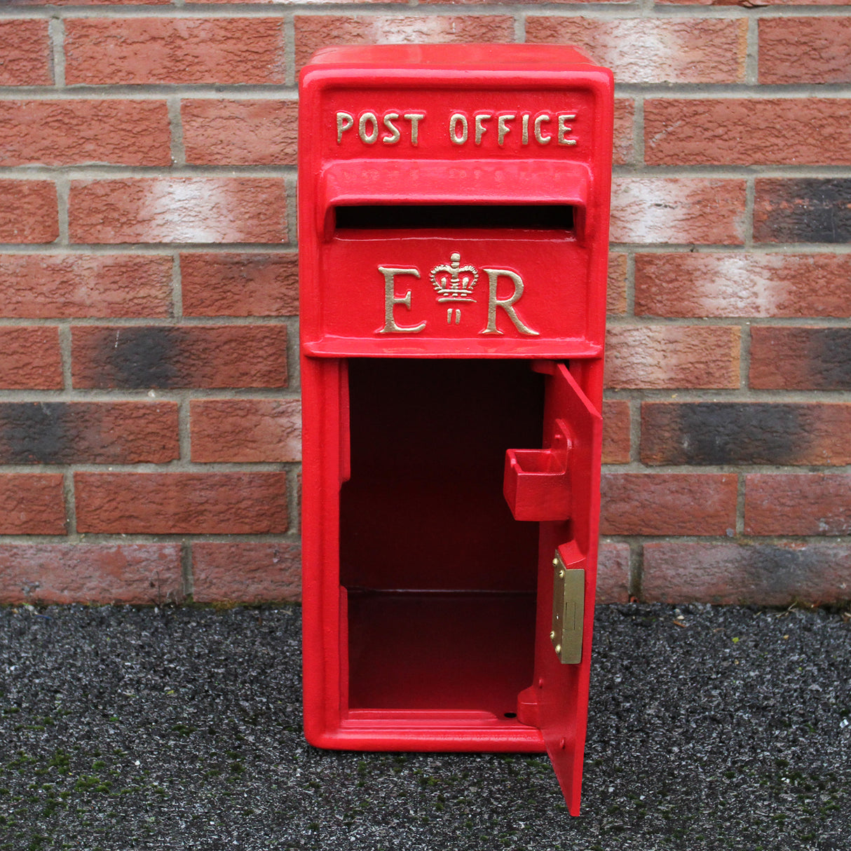 Caixa de correio vermelha Royal Mail com suporte, detalhes em dourado, abertura frontal e textura lisa, ideal para decoração externa
