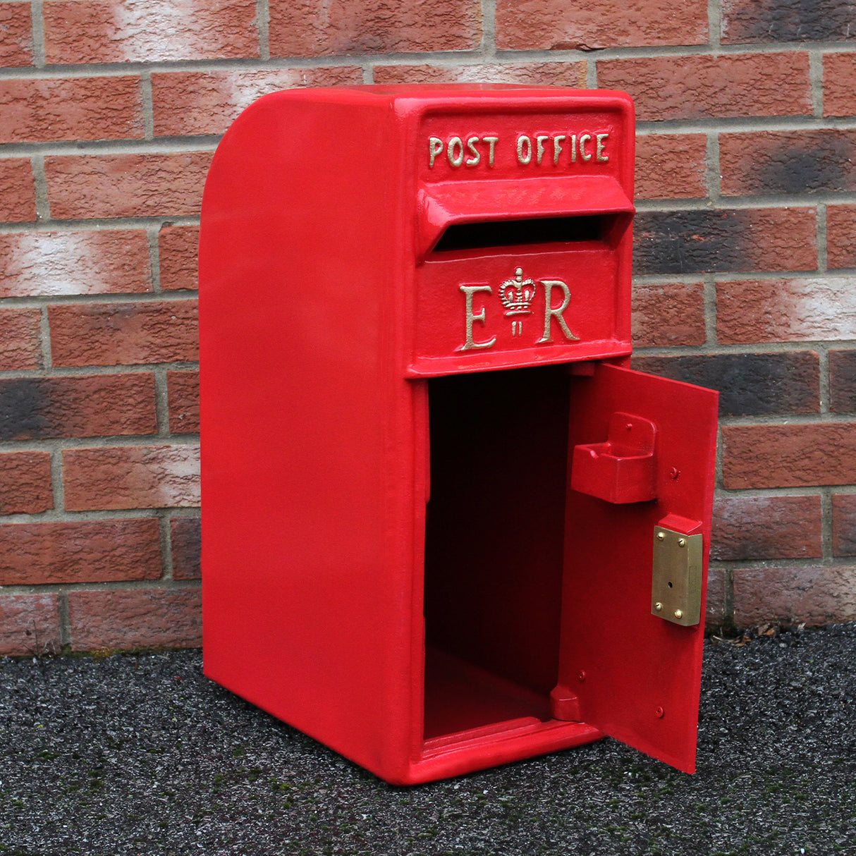 Caixa de correio vermelha Royal Mail com suporte, detalhes em dourado, abertura frontal e acabamento brilhante, ideal para decoração externa