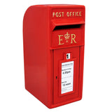 Caixa de correio Royal Mail vermelha com suporte, detalhes em dourado, formato retangular e slot para cartas na parte superior