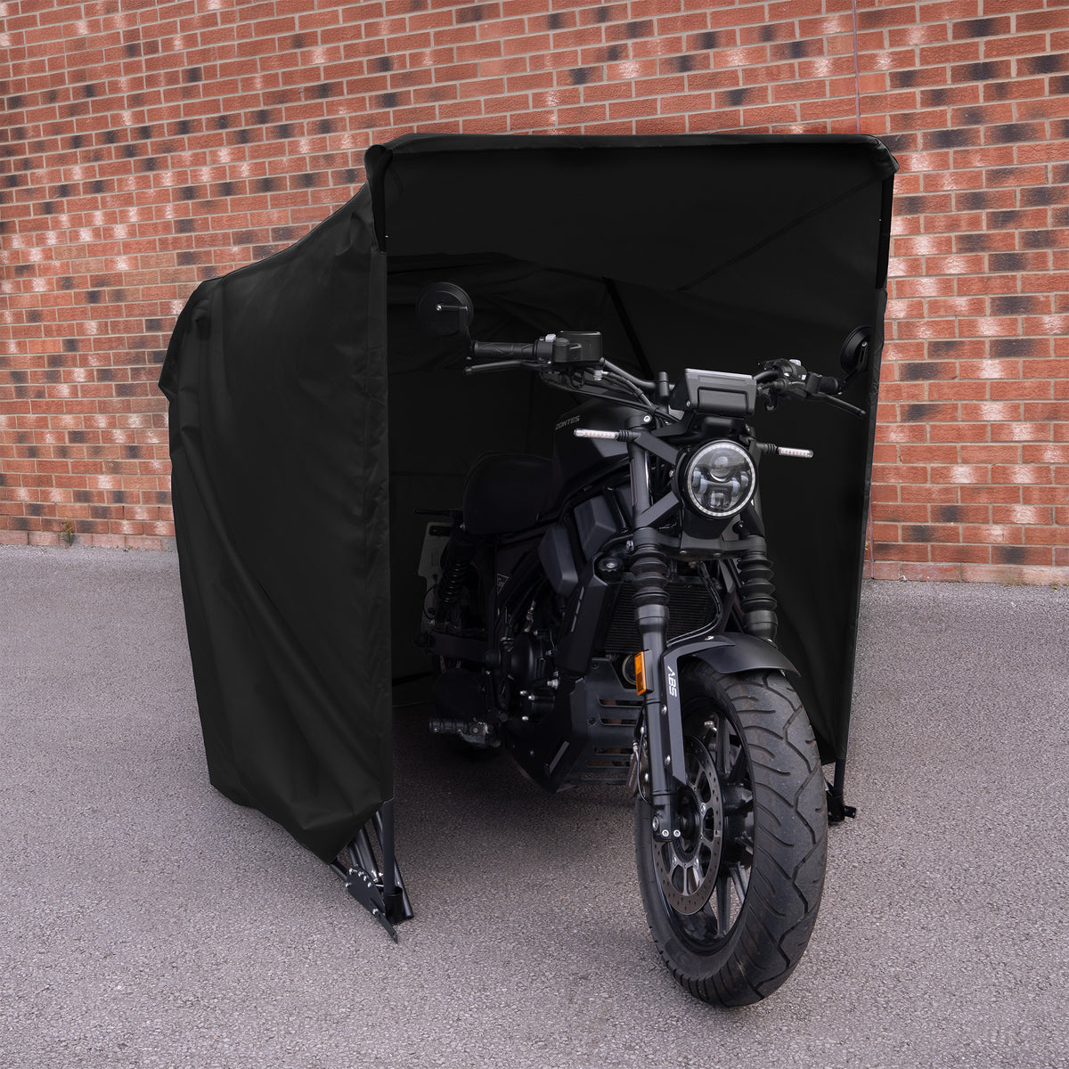 Cobertura de moto preta, feita de material resistente, com design fechado, protegendo a moto contra intempéries em fundo de tijolos