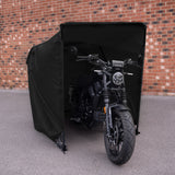 Cobertura de moto preta, feita de material resistente, com design fechado, protegendo a moto contra intempéries em fundo de tijolos