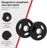 Discos olímpicos de borracha preta de 25kg com pegas tri-grip, ideais para treinos intensos e compatíveis com barras de 50mm