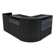 Conjunto de balcões comerciais em preto, com acabamento liso, iluminação LED e prateleiras de vidro, ideal para exibição de produtos