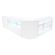 Conjunto de balcões comerciais em branco com iluminação LED, design moderno, superfícies lisas e prateleiras de vidro transparentes
