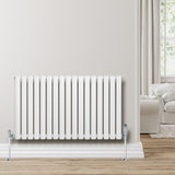 Radiador de coluna simples oval branco, com válvulas, instalado em parede clara, destacando seu design moderno e elegante