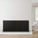 Radiador de coluna simples oval preto, com válvulas, instalado em parede clara, destacando seu design elegante e moderno