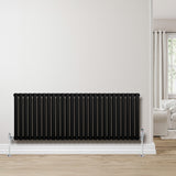 Radiador de coluna simples oval preto, 600 mm x 1620 mm, com acabamento liso e válvulas cromadas, instalado em parede clara