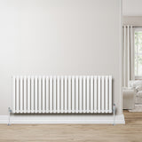 Radiador de coluna simples oval branco com válvulas, 600 mm x 1620 mm, instalado em parede clara, com piso de madeira clara