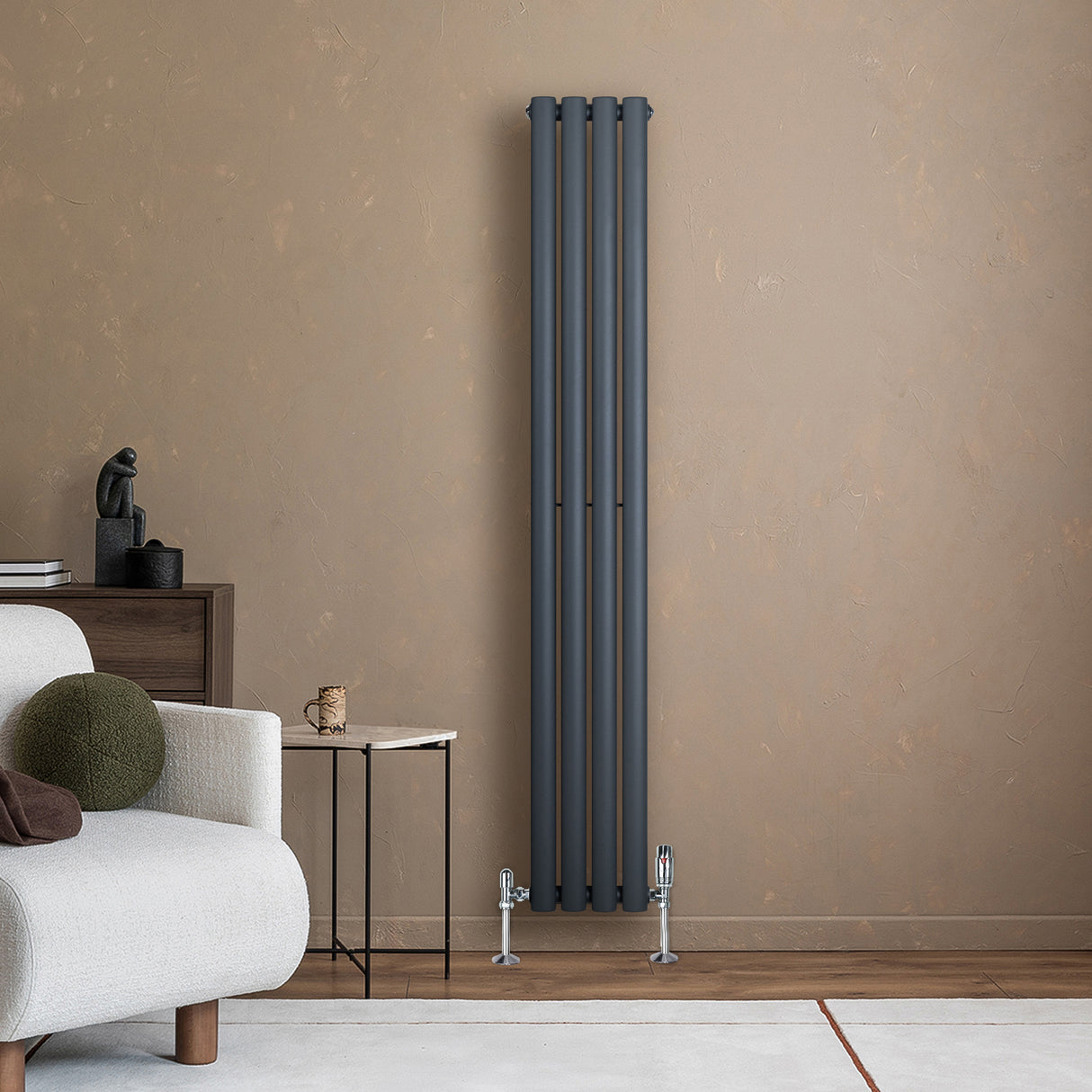 Radiador de coluna oval cinza antracite, com design elegante e moderno, instalado em parede clara, ao lado de móveis contemporâneos