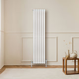 Radiador de coluna simples oval branco, com válvulas, medindo 1600 mm x 360 mm, instalado em parede clara e ambiente aconchegante