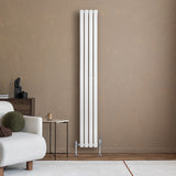 Radiador de coluna simples oval branco, com válvulas, instalado em parede de tom neutro, ao lado de sofá e mesa de centro moderna