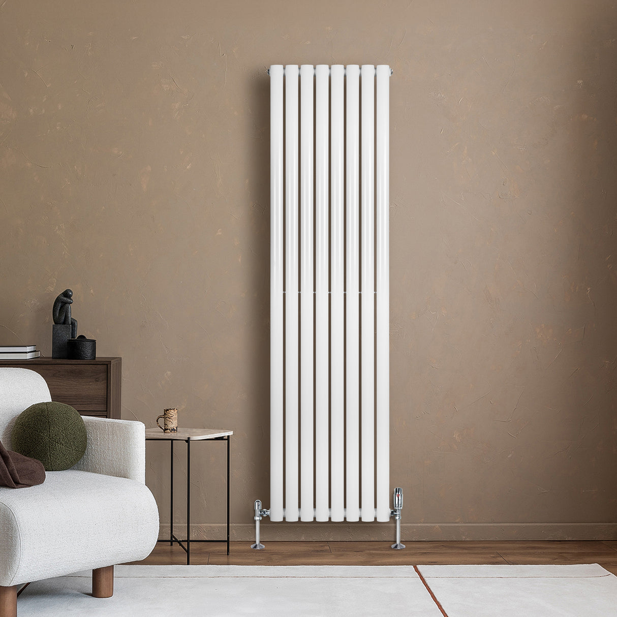 Radiador de coluna simples oval branco, com design vertical e válvulas, instalado em parede de tom neutro, ao lado de móveis modernos