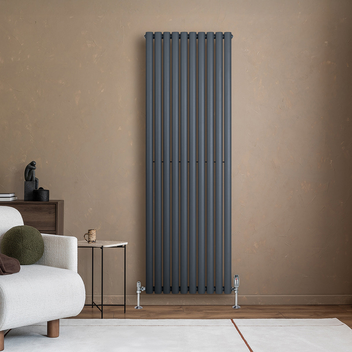 Radiador de coluna simples oval cinza antracite, 1800 mm x 600 mm, com válvulas, instalado em parede de tom neutro, moderno e elegante