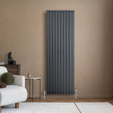 Radiador de coluna simples oval cinza antracite, 1800 mm x 600 mm, com válvulas, instalado em parede de tom neutro, moderno e elegante