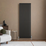 Radiador de coluna simples oval preto, 1800 mm x 600 mm, com design moderno e acabamento liso, instalado em parede clara