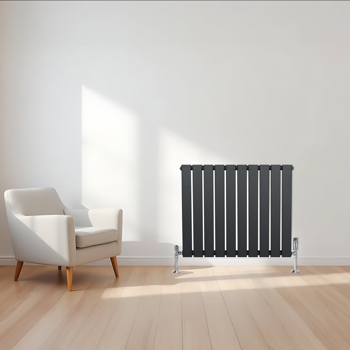 Radiador plano de coluna simples cinza antracite, com design elegante e acabamento liso, posicionado ao lado de uma cadeira moderna em ambiente claro
