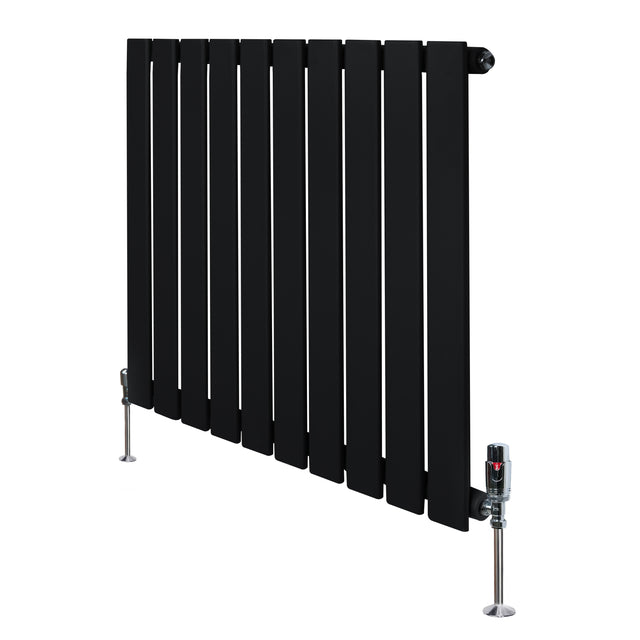 Radiador plano de coluna simples, 600 x 700 mm, com acabamento preto fosco e válvulas metálicas, ideal para aquecimento eficiente