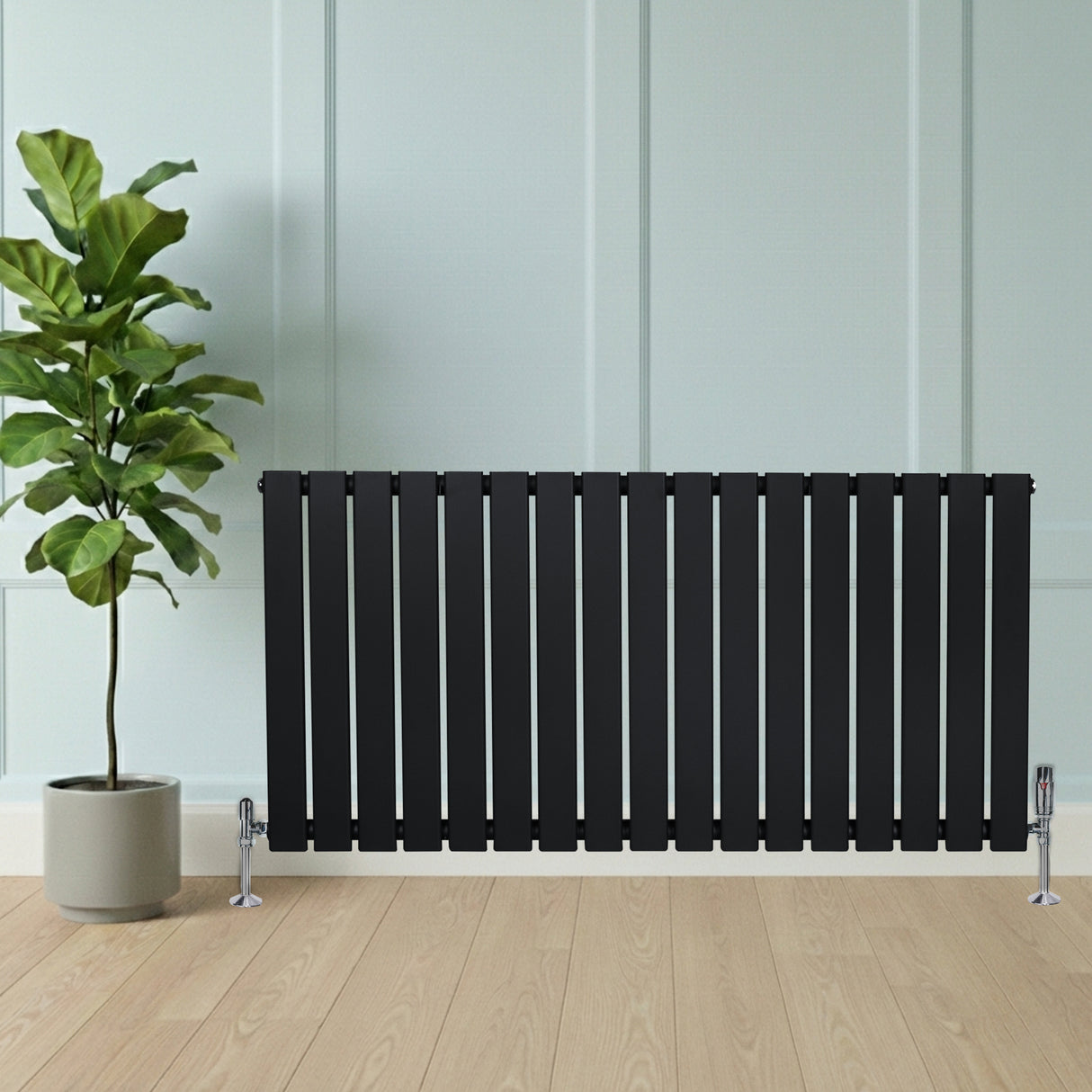 Radiador plano de coluna simples preto, com design elegante e listras verticais, instalado em ambiente moderno com planta ao lado