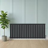 Radiador plano de coluna simples cinza antracite, com design elegante e linhas retas, instalado em ambiente moderno com planta ao lado