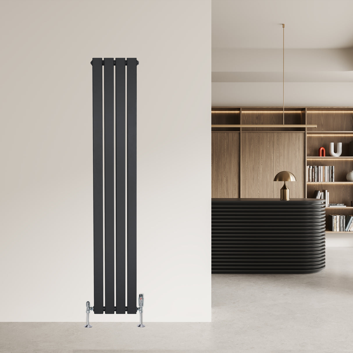 Radiador plano de coluna simples cinza antracite, com design elegante e moderno, instalado em parede clara, destacando-se no ambiente minimalista