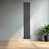 Radiador plano de coluna simples cinza antracite, com design vertical e válvulas, instalado em ambiente moderno com piso de madeira clara