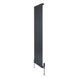 Radiador plano de coluna simples em cinzento antracite, com design vertical e válvulas, ideal para aquecimento moderno e eficiente