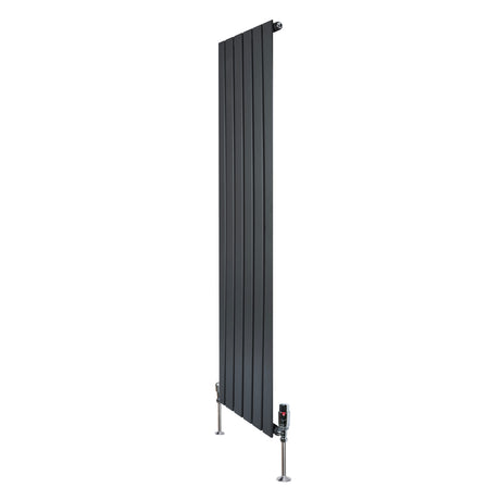 Radiador plano de coluna simples em cinzento antracite, com design vertical e válvulas, ideal para aquecimento moderno e eficiente