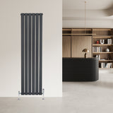 Radiador plano de coluna simples em cinzento antracite, com design elegante e moderno, instalado em parede clara, ideal para aquecimento