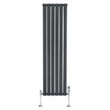 Radiador plano de coluna simples, cinzento antracite, com design vertical e válvulas na base, ideal para aquecimento moderno