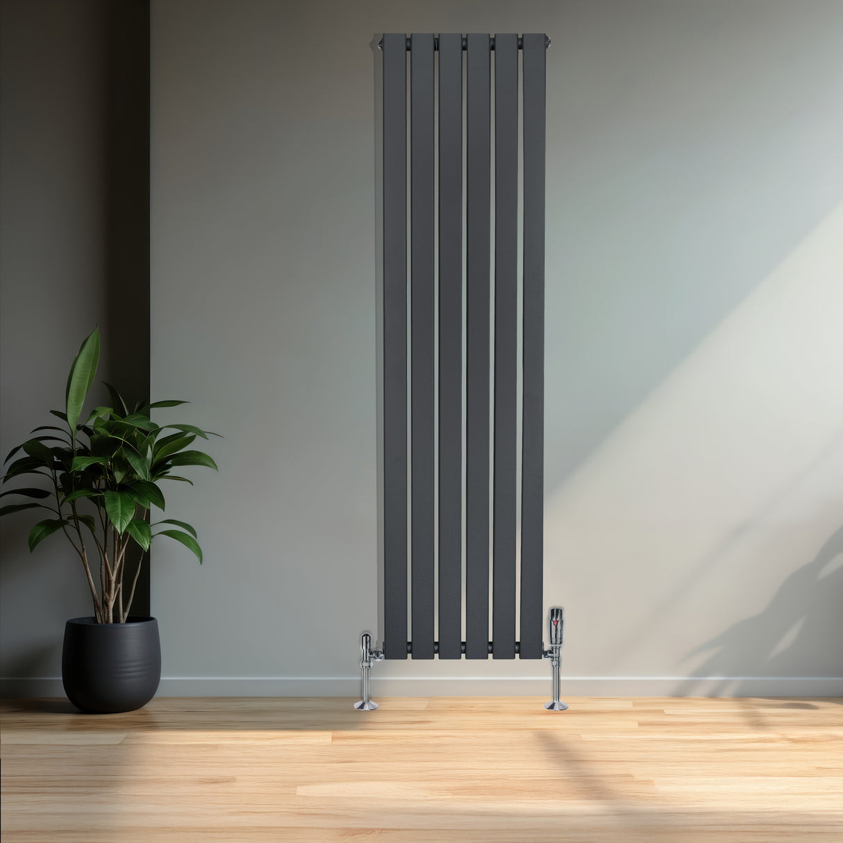 Radiador plano de coluna simples cinzento antracite, com design vertical e acabamento liso, posicionado ao lado de uma planta em vaso