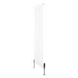 Radiador plano de coluna simples em branco, com design vertical e válvulas, ideal para aquecimento eficiente e moderno