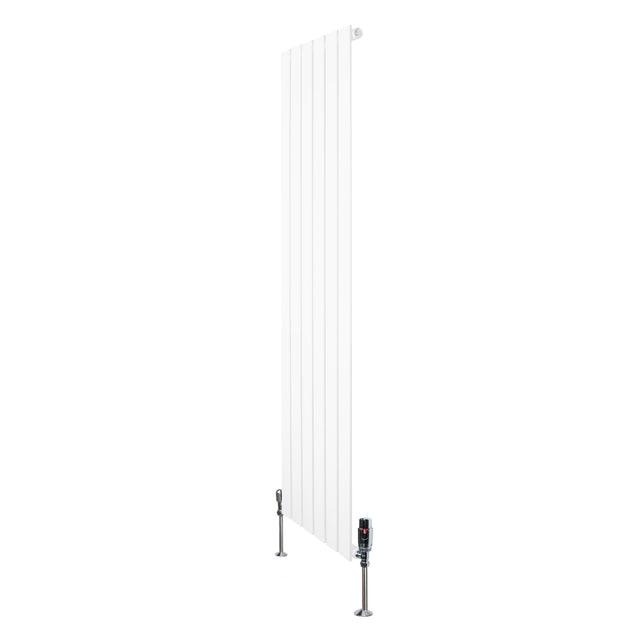 Radiador plano de coluna simples em branco, com design vertical e válvulas, ideal para aquecimento eficiente e moderno