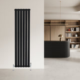 Radiador plano de coluna simples, 1600 x 420 mm, com acabamento preto e válvulas, instalado em ambiente moderno e minimalista