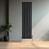 Radiador plano de coluna simples, 1600x420 mm, na cor preta, com acabamento liso e válvulas cromadas, em ambiente moderno e iluminado