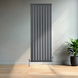 Radiador plano de coluna simples cinzento antracite, com design vertical e acabamento liso, instalado em ambiente moderno com planta decorativa