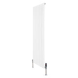 Radiador plano de coluna simples em branco, com design vertical e válvulas metálicas, ideal para aquecimento eficiente e moderno