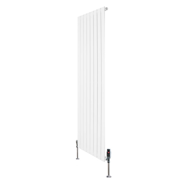 Radiador plano de coluna simples em branco, com design vertical e válvulas metálicas, ideal para aquecimento eficiente e moderno