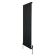 Radiador plano de coluna simples, 1600 x 560 mm, na cor preta, com design moderno e válvulas em metal prateado, ideal para aquecimento