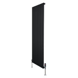 Radiador plano de coluna simples, 1600 x 560 mm, na cor preta, com design moderno e válvulas em metal prateado, ideal para aquecimento