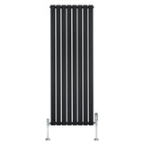 Radiador plano de coluna simples em preto, com design vertical e válvulas na base, ideal para aquecimento eficiente e moderno