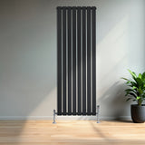 Radiador plano de coluna simples, 1600 x 560 mm, com acabamento preto, linhas retas e válvulas, ideal para aquecimento moderno