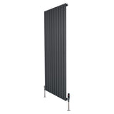 Radiador plano de coluna simples cinzento antracite, 1600 x 700 mm, com design elegante e válvulas na base para aquecimento eficiente