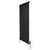 Radiador plano de coluna simples, 1600 x 700 mm, acabamento preto, com válvulas metálicas e design moderno e elegante