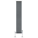 Radiador plano de coluna simples em cinzento antracite, com design vertical e válvulas cromadas, ideal para aquecimento eficiente