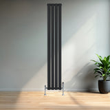 Radiador plano de coluna simples preto, com design vertical e acabamento liso, instalado em parede clara, ao lado de planta em vaso