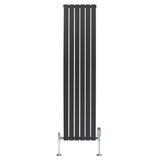 Radiador plano de coluna simples em cinzento antracite, com design vertical e válvulas cromadas, ideal para aquecimento moderno