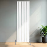 Radiador plano de coluna única branco, 1800 mm x 560 mm, com design moderno e acabamento liso, instalado em parede clara com planta ao lado