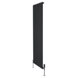 Radiador plano de coluna única, 1800 mm x 560 mm, na cor preta, com design moderno e válvulas cromadas na base