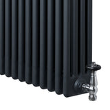 Radiador tradicional de 4 colunas em cinza antracite, com acabamento liso e válvulas metálicas brilhantes, ideal para aquecimento