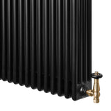 Radiador tradicional preto de 4 colunas, com textura lisa e válvula de metal dourado, ideal para aquecer ambientes com estilo